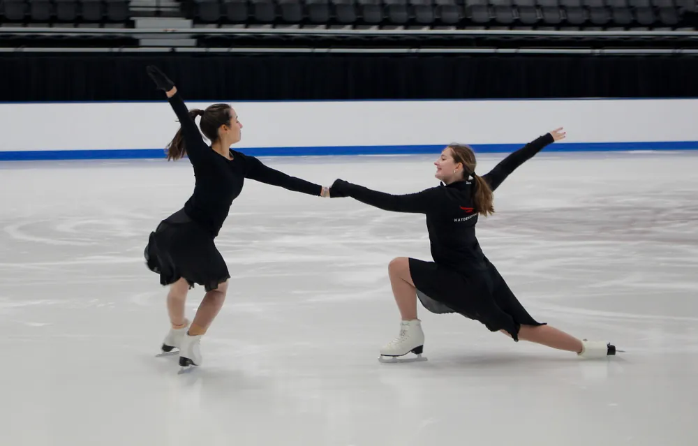 Synchronized skating pair routine